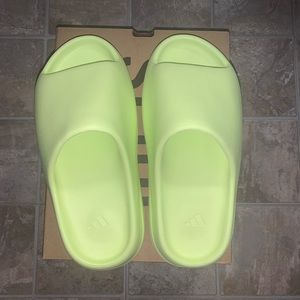 Yeezy Slide (Size 8, Glow Green)